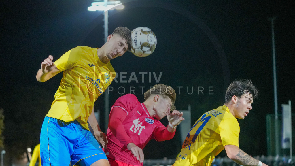 Fußball, Herren, Saison 2025/2026, Regionalliga Nordost, 13. Spieltag, FSV 63 Luckenwalde vs. SV Babelsberg 03, Freitag 24.10.2025, Werner-Seelenbinder-Stadion Luckenwalde, | Fußball, Herren, Saison 2025/2026, Regionalliga Nordost, 13. Spieltag, FSV 63 Luckenwalde vs. SV Babelsberg 03, Freitag 24.10.2025, Werner-Seelenbinder-Stadion Luckenwalde, Im Bild: Quentin Seidel (l. Luckenwalde), Luis Müller (m. Babelsberg) und Mathhew Meier (r. Luckenwalde) - Realisiert mit Pictrs.com