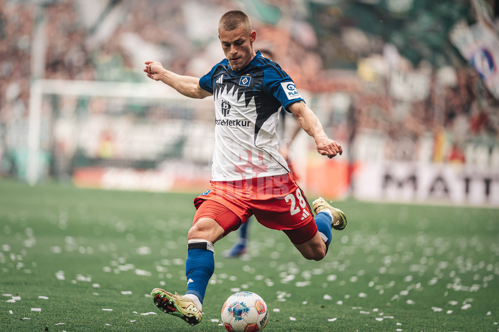 Fußball | Männer | Saison 2025/2026 | 1. Fußball-Bundesliga | 30. Spieltag | SV Werder Bremen vs. Hamburger SV | 18.04.2026 | Miro Muheim (#28, HSV) schießt den Ball