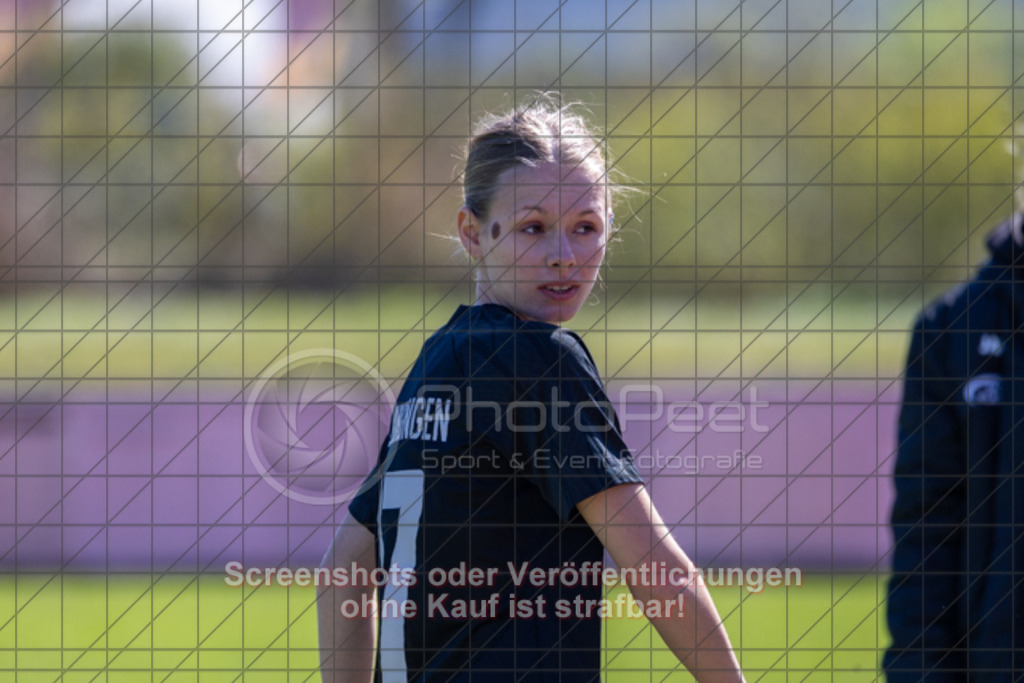 20250406_143841_0415 | #,1.FC Donzdorf (rot) vs. SV Jungingen (schwarz), Fussball, Frauen-Verbandsliga Württemberg, 16. Spieltag, Saison 2024/2025, Rasenplatz Lautertal Stadion, Süßener Straße 16, 73072 Donzdorf, 06.04.2025 - 13:00 Uhr,Foto: PhotoPeet-Sportfotografie/Peter Harich