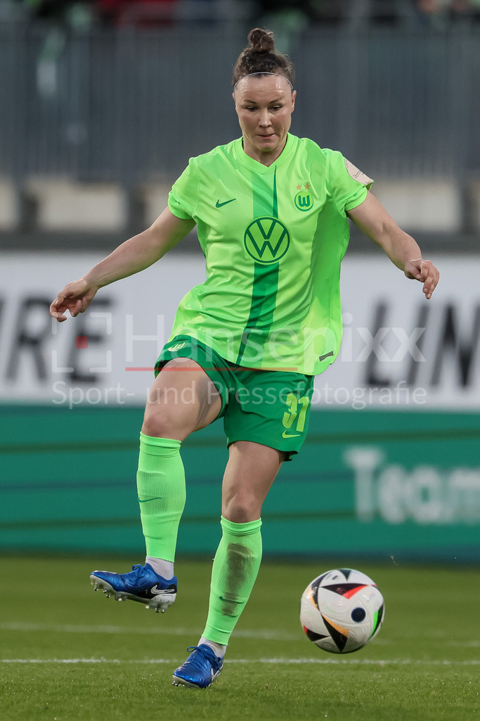 Fussball, Google Pixel Frauen-Bundesliga, VfL Wolfsburg - RB Leipzig | v.li.: Marina Hegering (VfL Wolfsburg, 31) am Ball, Freisteller, Einzelbild, Ganzkörper, Aktion, Action, Spielszene, DIE DFB-RICHTLINIEN UNTERSAGEN JEGLICHE NUTZUNG VON FOTOS ALS SEQUENZBILDER UND/ODER VIDEOÄHNLICHE FOTOSTRECKEN. DFB REGULATIONS PROHIBIT ANY USE OF PHOTOGRAPHS AS IMAGE SEQUENCES AND/OR QUASI-VIDEO.