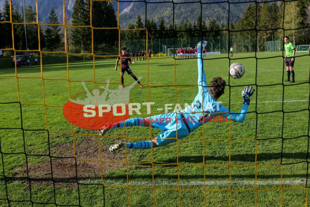 AUSTRIA U15 - MEXICO U15 | James Artega (Mexico #19) CHRISTIAN ZAWIESCHITZKY (Austria #21) ; AUSTRIA U15 - MEXICO U15 am 29.04.2022 in Arnoldstein
(Sportplatz), AUSTRIA, (Photo by Ernst Krawagner sport-fan.at) - Realisiert mit Pictrs.com