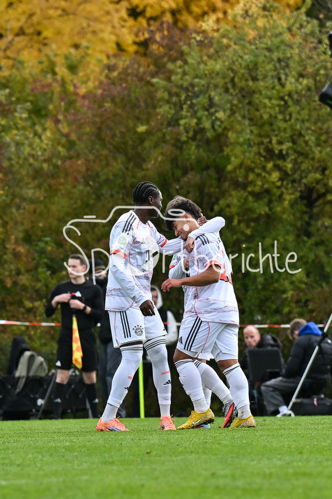 SpVgg Unterhaching U19 - FC Bayern München U19 | Jubel der Gäste nach dem Treffer zum 0-1 durch Maycon Douglas NORMANHA CAROZO (FC Bayern München U19 11) / Tor / Torschuetze / Freude / Happy / U19 DFB Nachwuchsliga: SpVgg Unterhaching - FC Bayern München; Sportschule Oberhaching am 18.10.2025