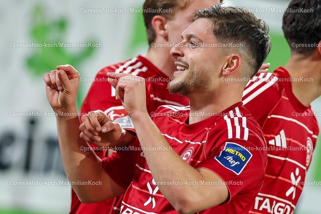 F9527022601111 | 27.02.2026, Fußball, Fortuna Düsseldorf - VfL Bochum, 2. Fußball Bundesliga, Merkur Spiel-Arena, Saison 2025 2026: Torjubel nach dem Tor zum 2:0 durch Torschütze Florent Muslija&nbsp;(Fortuna Düsseldorf #24)  zusammen mit   DFB regulations prohibit any use of photographs as image sequences and or quasi-video.