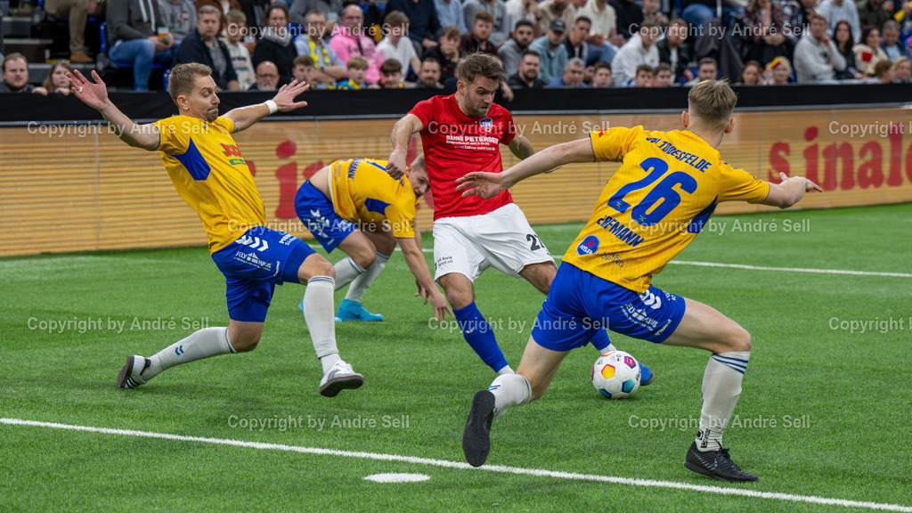 SHFV Lotto Masters 2024SHFV Lotto Masters 2024 | 20240113_8893, 13.01.2024, SHFV Lotto Masters 2024, Halbfinale 1, SV Todesfelde (gelb) vs. TSB Flensburg (blau), Christian Rave (Todesfelde #13) &amp; Til Weidemann (Todesfelde #7) &amp; Pawal Erfmann (Todesfelde #26) / Timo Carstensen (TSB #27) - Realisiert mit Pictrs.com