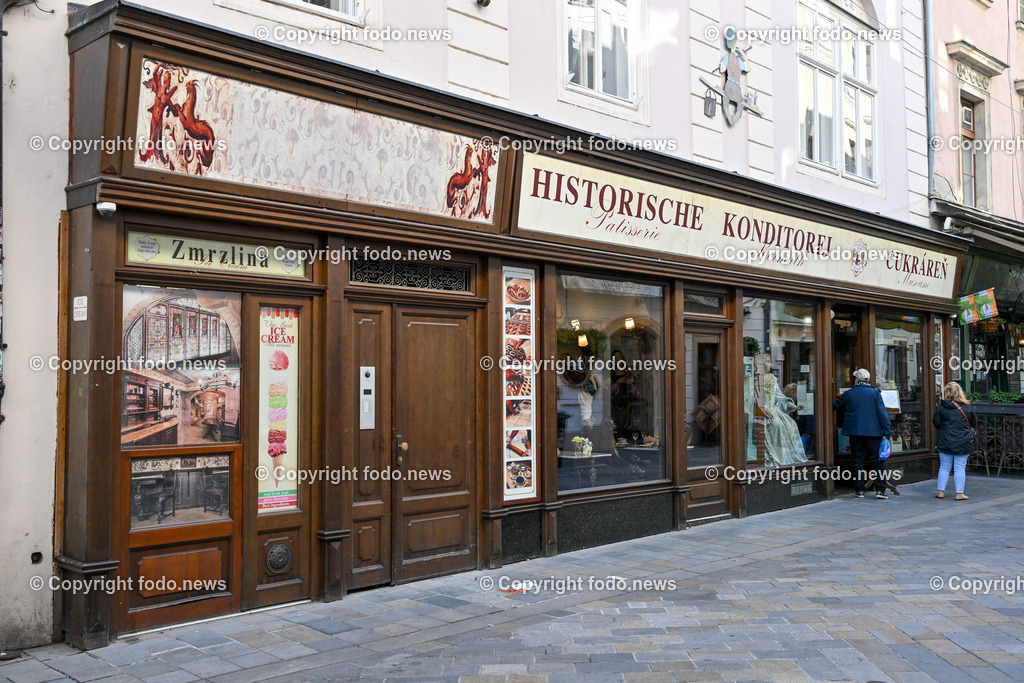 Slowakei_ Bratislavsky kraj_ Bratislava_ 08.10.2024-78 | 08.10.2024, Slowakei, SVK, Bratislavsky kraj, Bratislava, im Bild Bratislava, Stadtansichten, Gebauede, Sehenswurdigkeiten, Tourismus, Touristen, Cafe, Denkmal, Strasse, Donau, Bruecke, Schiff, Burg, Hrad, Ufo, Restaurant, Souvenier, Menschen, Bahnhof, Zug, Hauptstadt