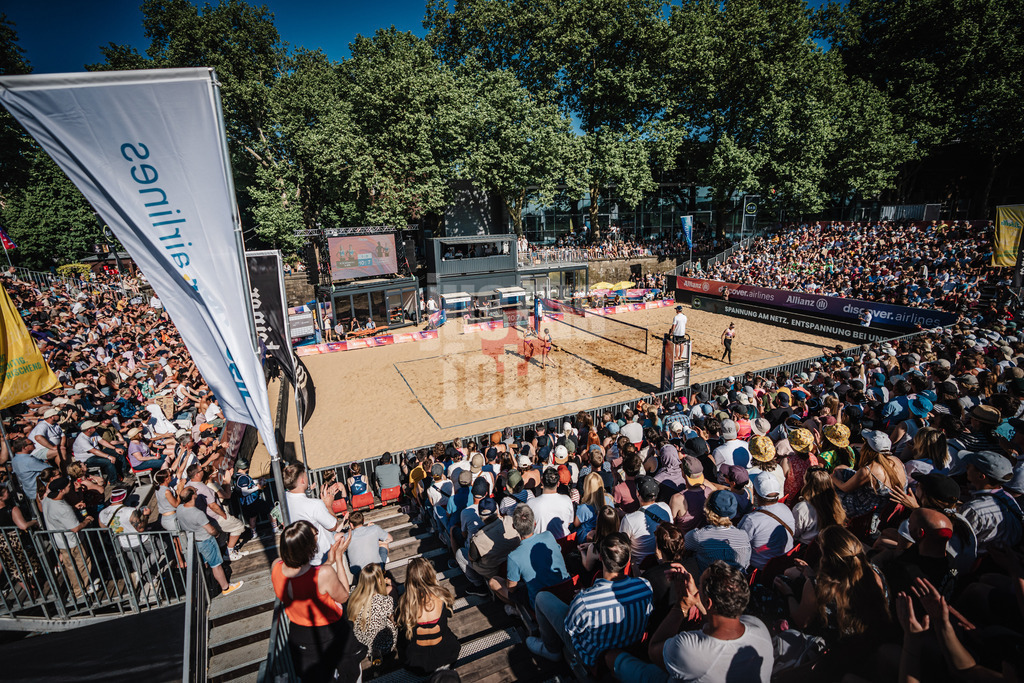 Beachvolleyball | Frauen | Allianz German Beach Tour 2025 | Tourstop Düsseldorf | 11.05.2025 | Das ausverkaufte Stadion am Rheinufer