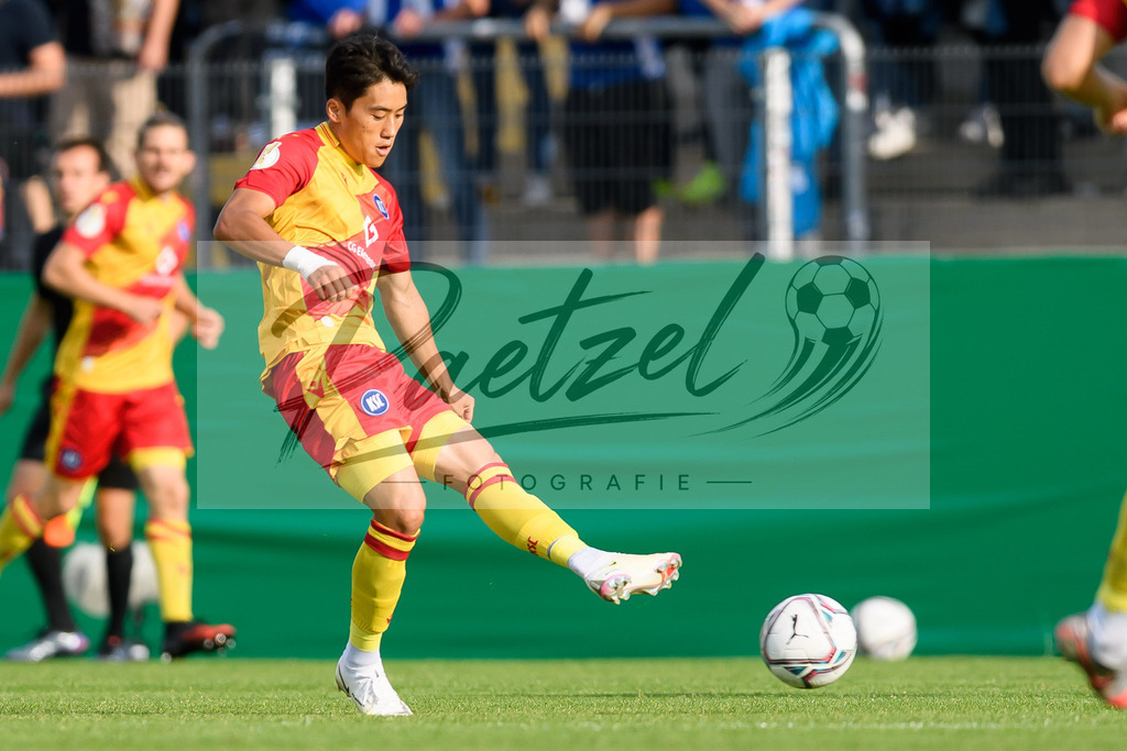LOTKSC20210809_069 | Fussball, Herren: Kyoung-rok Choi (Karlsruher SC) in Aktion, am Ball, Einzelaktion beim Spiel der 1. Runde im DFB-Pokal zwischen SF Lotte und Karlsruher SC im Stadion am Lotter Kreuz am 09.08.2021 in Lotte, Deutschland.DFB / DFL REGULATIONS PROHIBIT ANY USE OF PHOTOGRAPHS AS IMAGE SEQUENCES AND/OR QUASI-VIDEO. - Realisiert mit Pictrs.com
