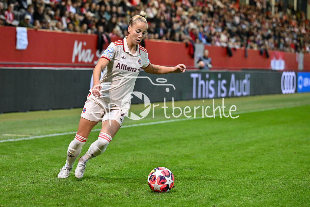 FC Bayern München Frauen - Arsenal London Frauen | am Ball Giulia GWINN (FCB #7) / Freisteller / Einzelfoto / UEFA Womens Champions League: FC Bayern München Frauen - Arsenal London Frauen, FC Bayern Campus am 09.10.2024