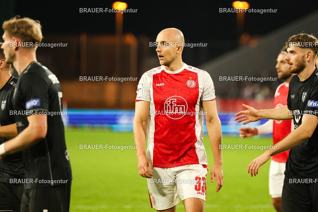 Rot-Weiss Essen - 1.Fc Schweinfurt | Essen, Deutschland, 02.11.2025 Tobias Kraulich  (Rot-Weiss Essen) schaut während des 3.Liga Spiels zwischen  Rot-Weiss Essen und 1.Fc Schweinfurt am 02.11.2025 im Stadion an der Hafenstraße in Essen. (Foto von Timo Bluhmki-Schmidt/Brauer Fotoagentur