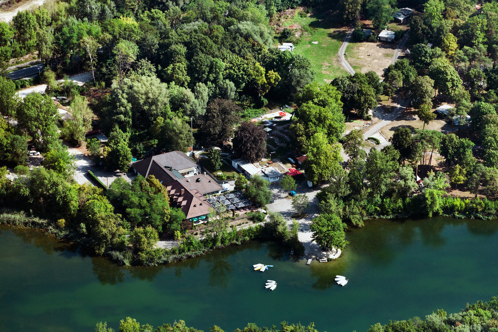 dr__0097189.jpg | INGOLSTADT 25.08.2022 Campingplatz "AZUR Waldcampnig" mit Wohnwagen und Zelten am Seeufer des Auwaldsee in Ingolstadt im Bundesland Bayern, Deutschland. // Campsite with caravans and tents on the lake shore of Auwaldsee in Ingolstadt in the state Bavaria, Germany. Foto: Daniel Reiter