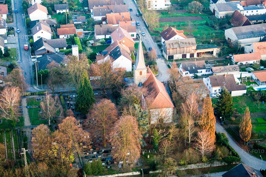 Luftbild: Wolfgangskirche und Friedhof in der Kirchstr in Freckenfeld im Bundesland Rheinland-Pfalz in Deutschland. Foto: IMG_4982.jpg vom 01.12.2006 durch Werner Riehm/FLY-FOTO.de