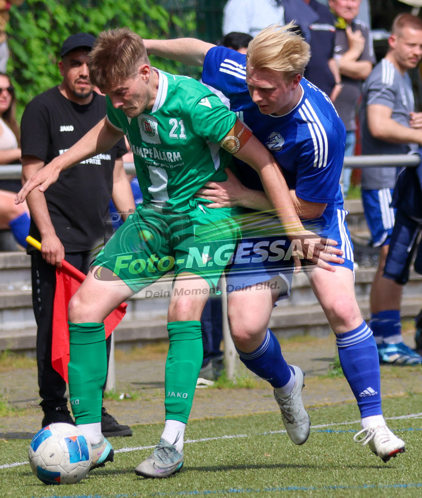 Bünder SV - SV Enger-Westerenger, | Auf dem Bild zu sehen: grün Bünder SV: Timo Westerbeck ; blau SV Enger-Westerenger: Philipp Gerdener Bünder SV, SV Enger-Westerenger, Saison 25/26, Kreisliga A, Bünde, Deutschland - Realisiert mit Pictrs.com