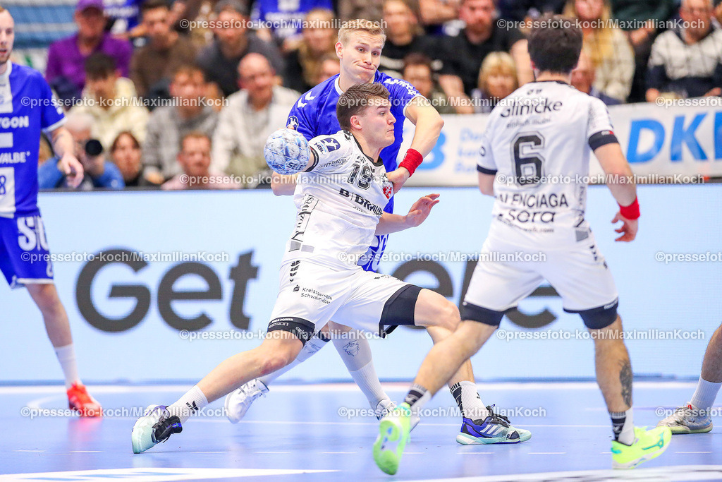Gum16122401055 | 16.12.2024, Handball, 1. HBL, VfL Gummersbach - MT Melsungen, Schwalbe-Arena: Ellidi Snaer Vidarsson (GUM #4) gegen Elvar Örn Jonsson (MT Melsungen #19)