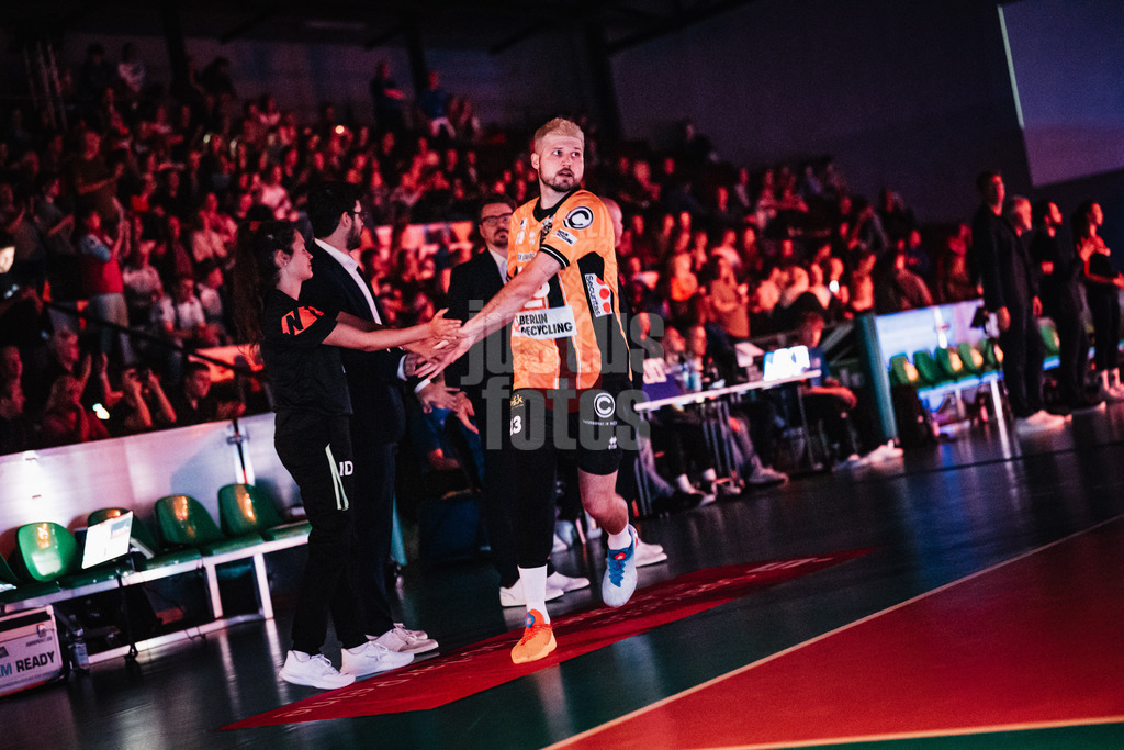 Volleyball | Herren | Saison 2025/2026 | Volleyball Ligacup | Finale | SVG Lüneburg vs. Berlin Recycling Volleys | 12.10.2024 | Ruben Schott (#13, BERLIN RECYCLING Volleys) läuft in die Arena ein