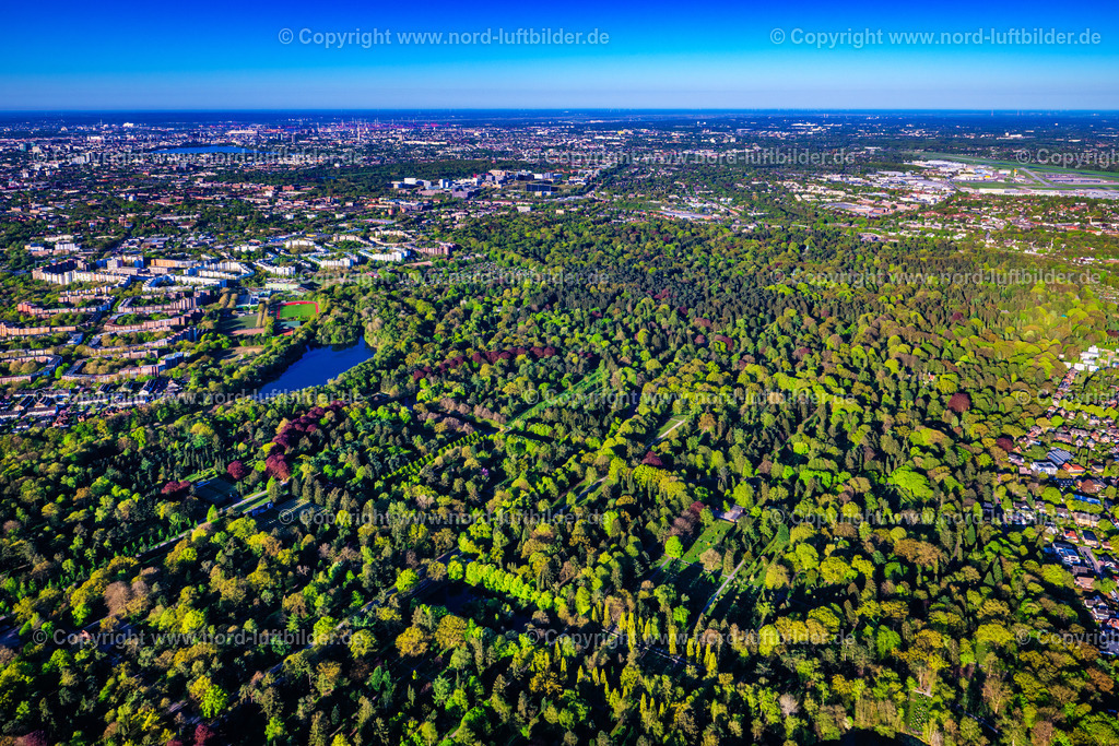 Hamburg_Ohlsdorfer_Friedhof_ELS_9863270425 | HAMBURG 27.04.2025 Grabreihen auf dem Gelände des Friedhofes "Friedhof Ohlsdorf" in den Parkanlagen an der Fuhlsbüttler Straße in Hamburg, Deutschland. Weiterführende Informationen bei: Hamburger Friedhöfe. // Grave rows on the grounds of the cemetery "Friedhof Ohlsdorf" in the park on Fuhlsbuettler Strasse in Hamburg, Germany. Further information at: Hamburger Friedhoefe. Foto: Martin Elsen