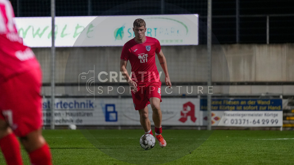 Fußball, Herren, Saison 2025/2026, Regionalliga Nordost, 13. Spieltag, FSV 63 Luckenwalde vs. SV Babelsberg 03, Freitag 24.10.2025, Werner-Seelenbinder-Stadion Luckenwalde, | Fußball, Herren, Saison 2025/2026, Regionalliga Nordost, 13. Spieltag, FSV 63 Luckenwalde vs. SV Babelsberg 03, Freitag 24.10.2025, Werner-Seelenbinder-Stadion Luckenwalde, Im Bild: Kenny Weyh (Babelsberg) - Realisiert mit Pictrs.com