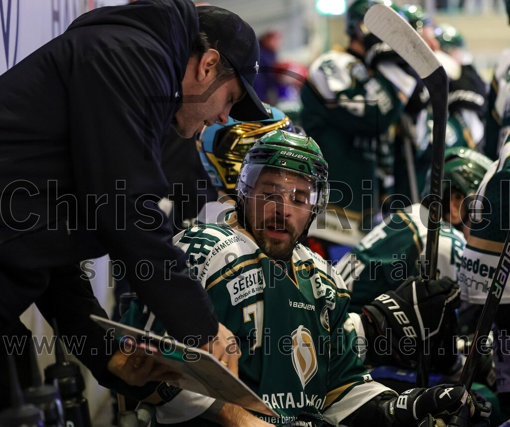 2025-11-30_122_TSV_Erding_gegen_EC_Peiting | Erding, Deutschland, 30.11.2025:Eishockey, Oberliga Süd 2025 / 2026, 22. Spieltag, TSV Erding gegen EC Peiting, Endergebnis: 5:1Philipp Michl (Erding Gladiators, #77)Foto: Christian Riedel / fotografie-riedel.net
