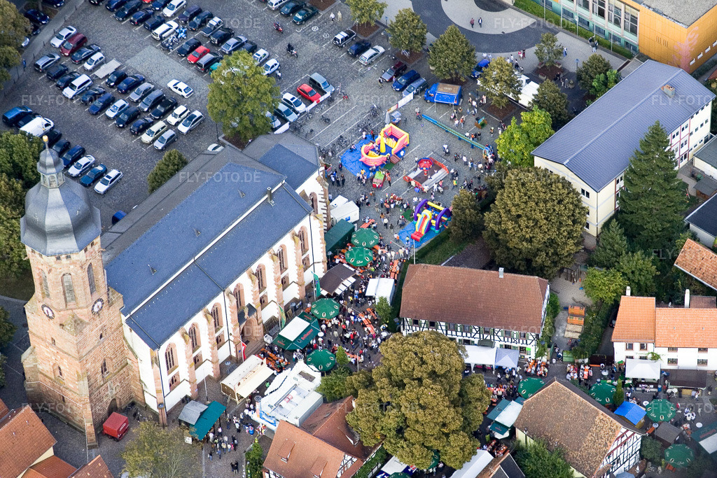 Luftbild: Stadtfest Kandel am Marktplatz um die St. Georgskirche in Kandel im Bundesland Rheinland-Pfalz in Deutschland. Foto: IMG_7651.jpg vom 02.09.2007 durch Werner Riehm/FLY-FOTO.de