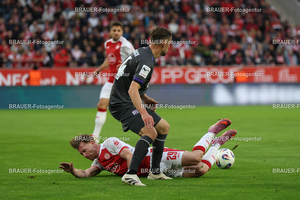 Rot-Weiss Essen - VFL Osnabrück | Essen, Deutschland, 17.09.2025 Jannik Mause  (Rot-Weiss Essen) mit Luc Ihorst (VFL Osnabrück) im Kampf um den Ballwährend des 3.Liga Spiels zwischen  Rot-Weiss Essen und VFL Osnabrück am 17.09.2025 im Stadion an der Hafenstraße in Essen. (Foto von Timo Bluhmki-Schmidt/Brauer Fotoagentur