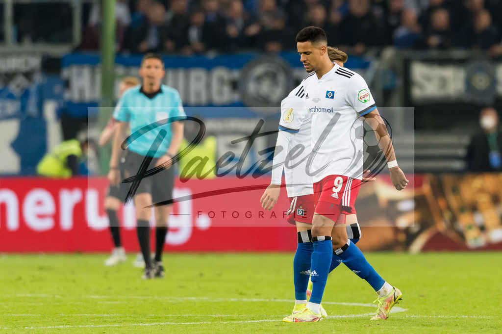 HSVSCF20220419_212 | Fussball, Herren: Robert Glatzel (Hamburger SV) enttaeuscht beim DFB-Pokal-Halbfinalspiel zwischen Hamburger SV und SC Freiburg im Volksparkstadion am 19.04.2022 in Hamburg, Deutschland.DFB / DFL REGULATIONS PROHIBIT ANY USE OF PHOTOGRAPHS AS IMAGE SEQUENCES AND/OR QUASI-VIDEO. - Realisiert mit Pictrs.com