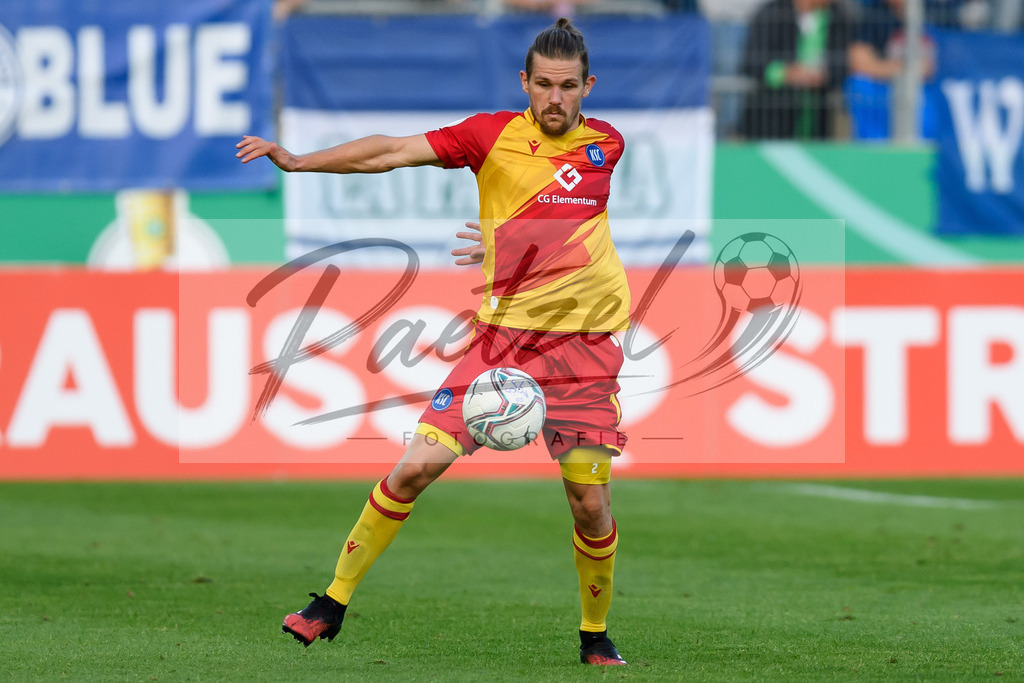 LOTKSC20210809_243 | Fussball, Herren: Sebastian Jung (Karlsruher SC) in Aktion, am Ball, Einzelaktion beim Spiel der 1. Runde im DFB-Pokal zwischen SF Lotte und Karlsruher SC im Stadion am Lotter Kreuz am 09.08.2021 in Lotte, Deutschland.DFB / DFL REGULATIONS PROHIBIT ANY USE OF PHOTOGRAPHS AS IMAGE SEQUENCES AND/OR QUASI-VIDEO. - Realisiert mit Pictrs.com