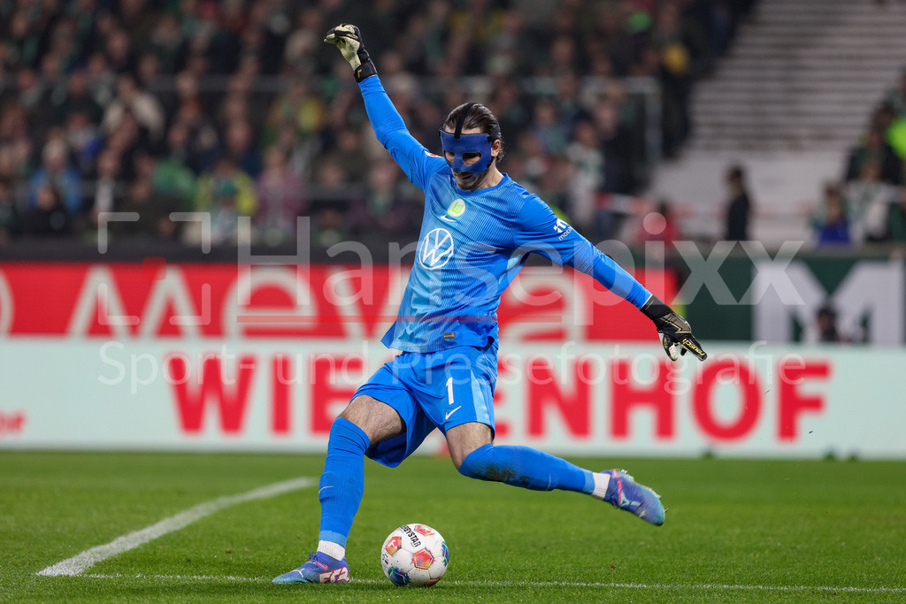 Fussball, Bundesliga, SV Werder Bremen - VfL Wolfsburg | Kamil Grabara (Torwart, VfL Wolfsburg, 1) am Ball, Freisteller, Einzelbild, Ganzkörper, Aktion, Action, Spielszene, DIE DFL-RICHTLINIEN UNTERSAGEN JEGLICHE NUTZUNG VON FOTOS ALS SEQUENZBILDER UND/ODER VIDEOÄHNLICHE FOTOSTRECKEN. DFL REGULATIONS PROHIBIT ANY USE OF PHOTOGRAPHS AS IMAGE SEQUENCES AND/OR QUASI-VIDEO.