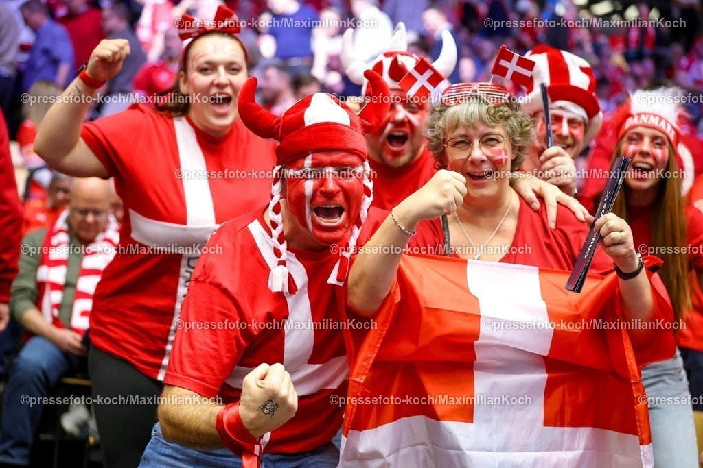 EHF24012602042 | 24.01.2026, Handball, Men's EHF EURO 2026, Dänemark -Spanien, Jyske Bank Boxen in Herning, Dänemark, Main Round: Dänsiche Fans haben gute Laune und machen Stimmung in der Halle