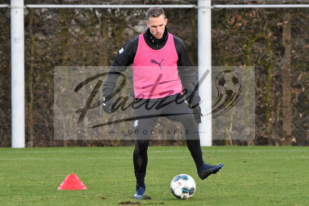 20200121_TRAOSN_0029 | Fußball, Herren: Maurice Trapp (VfL Osnabrück) in Aktion, am Ball, Einzelaktion beim Training des VfL Osnabrück am 21.01.2020 im Sportpark Illoshöhe in Osnabrück, Deutschland.(Foto von Nico Paetzel) - Realisiert mit Pictrs.com