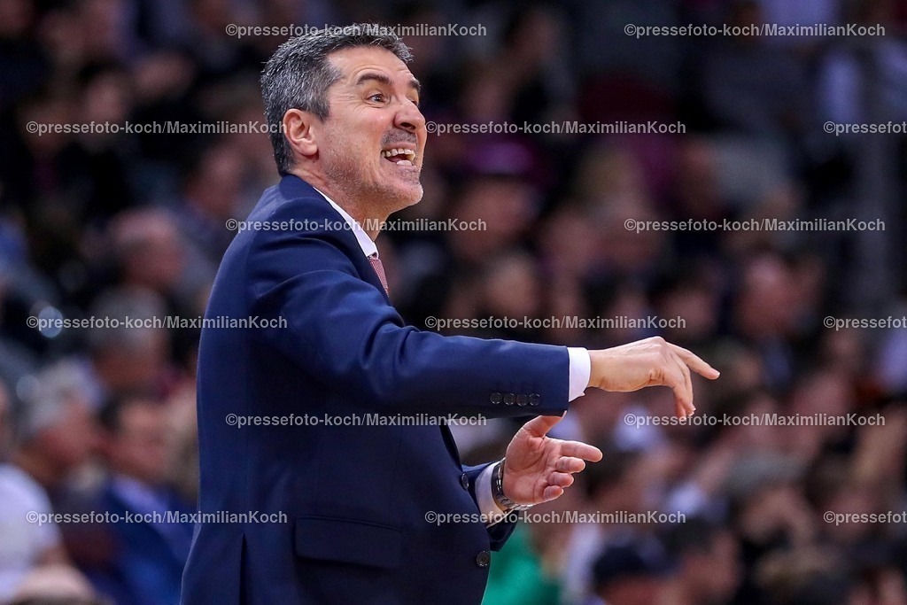 BCL08012501017 | 08.01.2025, Basketball Champions League, 1. Spiel Play-In, Telekom Baskets Bonn - Pallacanestro Reggiana, Telekom Dome: Headcoach Dimitrios Priftis (Pallacanestro Reggiana #) gestikulierend am Spielfeldrand