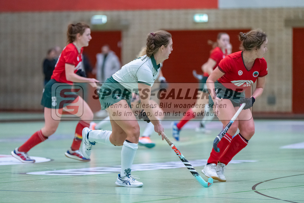 HK_20240114_108100 | 1. Bundesliga Damen Crefelder HTC - Uhlenhorst Mülheim am 14.1.2024 Halle Glockenspitz, Krefeld , Lara Birkner  ( Uhlenhorst Mülheim #4 ) , Schneider Johanna ( Crefelder HTC #14 )