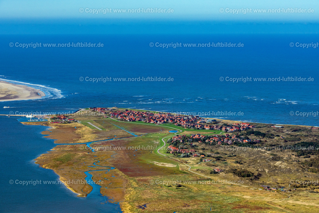 Baltrum_Ortsansicht_ELS_5340091022 | BALTRUM 09.10.2022 Ortsansicht der Straßen und Häuser der Wohngebiete in Baltrum im Bundesland Niedersachsen, Deutschland. // Town View of the streets and houses of the residential areas in Baltrum in the state Lower Saxony, Germany. Foto: Martin Elsen