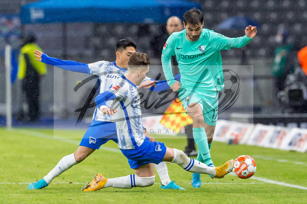 HERBOC20220204_048 | Fussball, Herren: Dong-jun Lee (Hertha BSC), Peter Pekarik (Hertha BSC) und Gerrit Holtmann (VfL Bochum) im Zweikampf bei dem Spiel der 1. Bundesliga zwischen Hertha BSC und VfL Bochum im Olypiastadion am 04.02.2022 in Berlin, Deutschland.DFB / DFL REGULATIONS PROHIBIT ANY USE OF PHOTOGRAPHS AS IMAGE SEQUENCES AND/OR QUASI-VIDEO. - Realisiert mit Pictrs.com