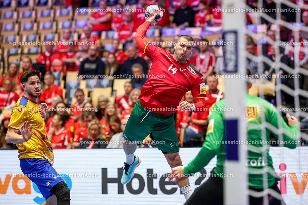 EHF16012601010 | 16.01.2026, Handball, Men's EHF EURO 2026, Portugal - Rumänien, Jyske Bank Boxen in Herning, Dänemark, Preliminary Round:  Rui Sousa Martins Silva (Portugal #14) wirft auf das Tor von  Ionut Ciprian Iancu (Romania #01) 