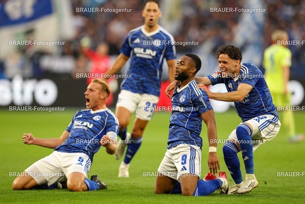 1_S04BER_20250801_1119.JPG -  - FC Schalke 04 - Hertha BSC Berlin - 2. Bundesliga | Gelsenkirchen, Deutschland, 01.08.25: Moussa Sylla (FC Schalke 04) Torjubel, jubelt mit seiner Mannschaft nach dem Treffer zum 1:0 waehrend des Spiels der 2. Bundesliga zwischen FC Schalke 04 - Hertha BSC Berlin in der Veltins-Arena am 01. August 2025 in Gelsenkirchen, Deutschland. (Foto von Stefan Brauer/Brauer-Fotoagentur)DFB/DFL REGULATIONS PROHIBIT ANY USE OF PHOTOGRAPHS AS IMAGE SEQUENCES AND/OR QUASI-VIDEO.