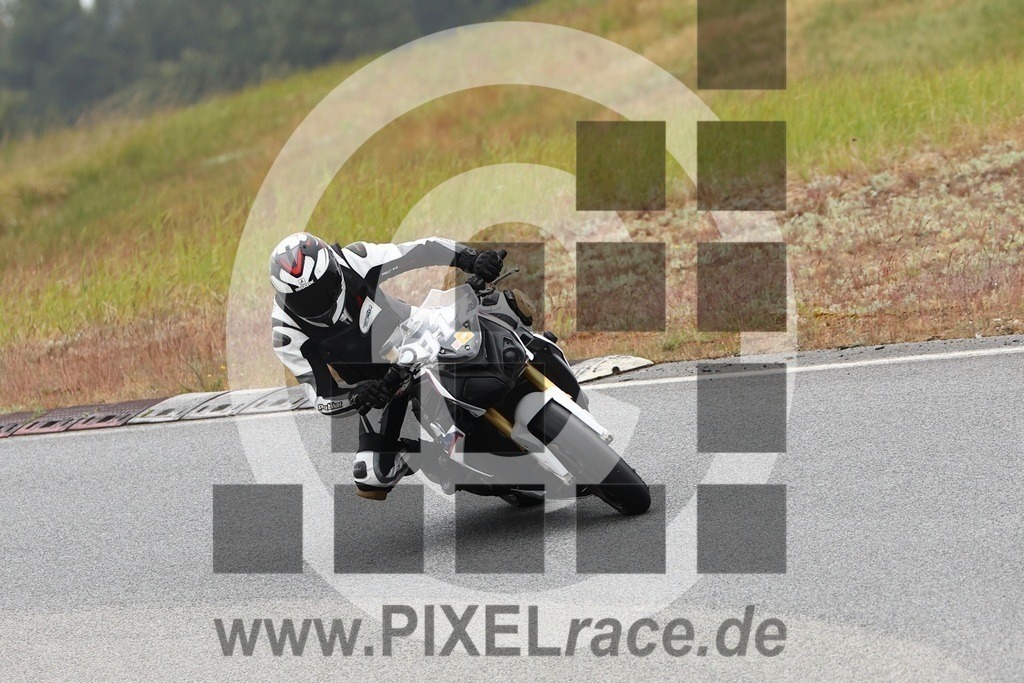 0312-20250530_12855 | Schöne Erinnerungen an spannende Momente - das festzuhalten ist unser Job. PIXELrace.de ist seit 2003 auf den Rennstrecken Europas unterwegs um die Action draußen beim Fahren und die wunderbare Stimmung imm Fahrerlager für euch einzufangen.