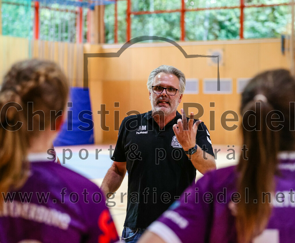 2023-10-14_082_SpVgg_Altenerding_gegen_HSG_Freising_Neufahrn_Damen | Erding, Deutschland, 14.10.2023:
Handball, Bezirksliga Frauen Altbayern 2023 / 2024, 3. Spieltag, SpVgg Altenerding II gegen HSG Freising-Neufahrn II, Endergebnis: 23:28

Trainerin Andreas Mittermeier (SpVgg Altenerding)

Foto: Christian Riedel / fotografie-riedel.net