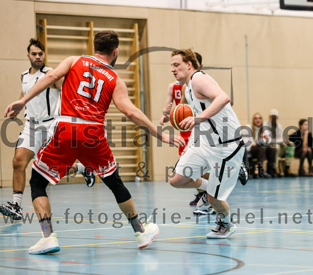 2022-12-03_047_TSV_Vaterstetten_gegen_TG_Landshut | Vaterstetten, Deutschland, 03.12.2022:
Basketball, Bayernliga Herren Südost 2022 / 2023, 7. Spieltag, TSV Vaterstetten gegen TG Landshut, Endergebnis: 71:78

 (TG Landshut, #21), Alain Gales (TSV Vaterstetten, #12)

Foto: Christian Riedel / fotografie-riedel.net