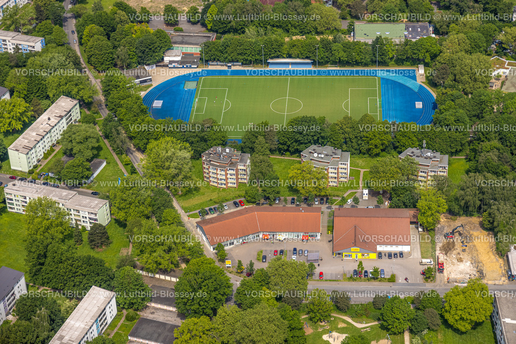 Dortmund240507409 | Luftbild, Fußballstadion und Leichtathletikstadion Büttnerstraße des BV Teutonia 1920 Dortmund-Lanstrop e.V., drei Hochhäuser und Einkaufszentrum Färberstraße, Lanstrop, Dortmund, Ruhrgebiet, Nordrhein-Westfalen, Deutschland
