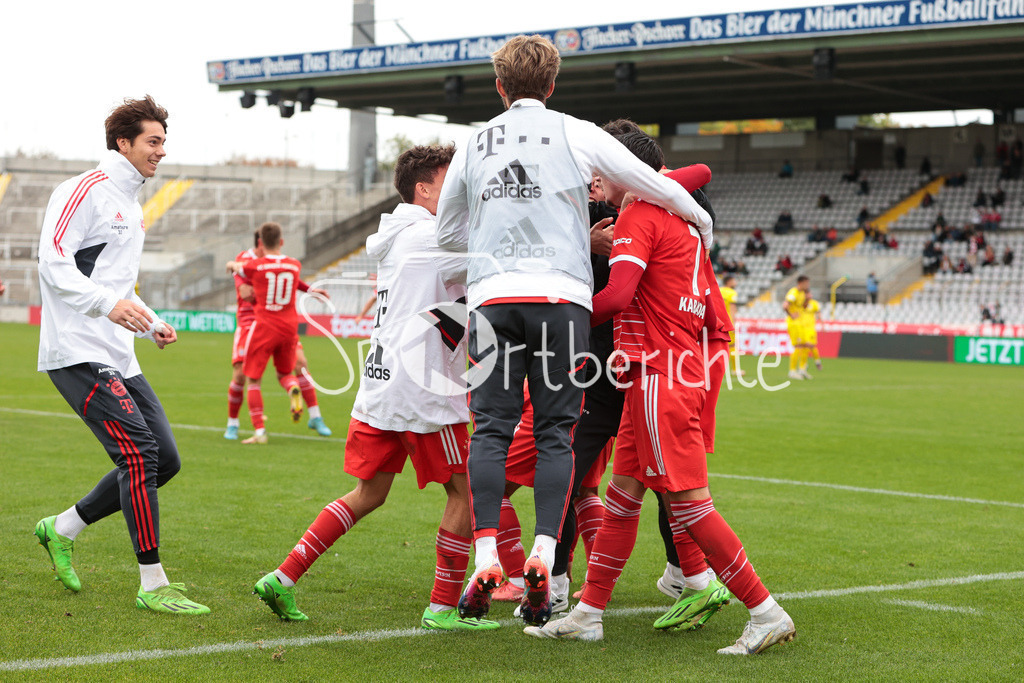 FC Bayern Amateure - FC Wuerzburger Kickers | DIe Bayern jubeln ueber den Siegtreffer von Yusuf KABADAYI (FCB #7)