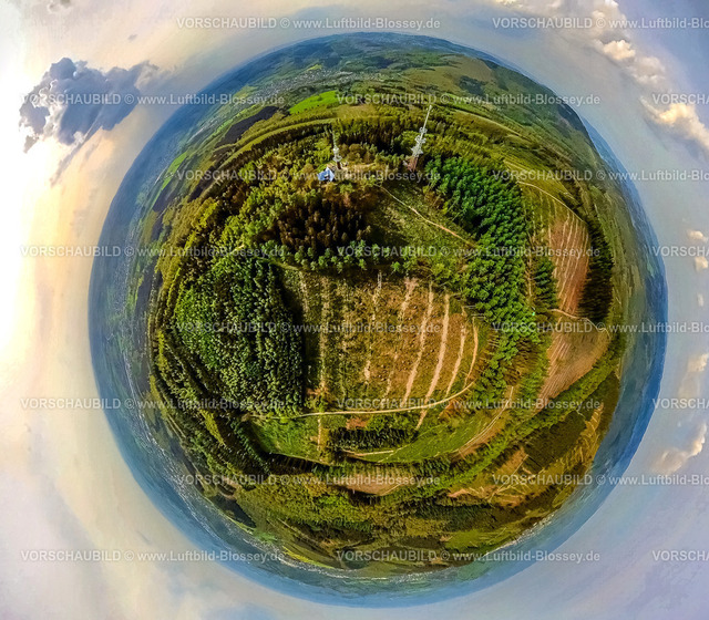 Kreuztal240590161Kindelsberg_Grubenfeld-Littfeld | Luftbild, Kindelsbergturm und Neuer Sendeturm Sendemasten, Waldgebiet mit Waldschäden, Grubenfeld Grubengelände Littfeld, Erdkugel, Fisheye Aufnahme, Fischaugen Aufnahme, 360 Grad Aufnahme, tiny world, little planet, fisheye Bild, Littfeld, Kreuztal, Nordrhein-Westfalen, Deutschland