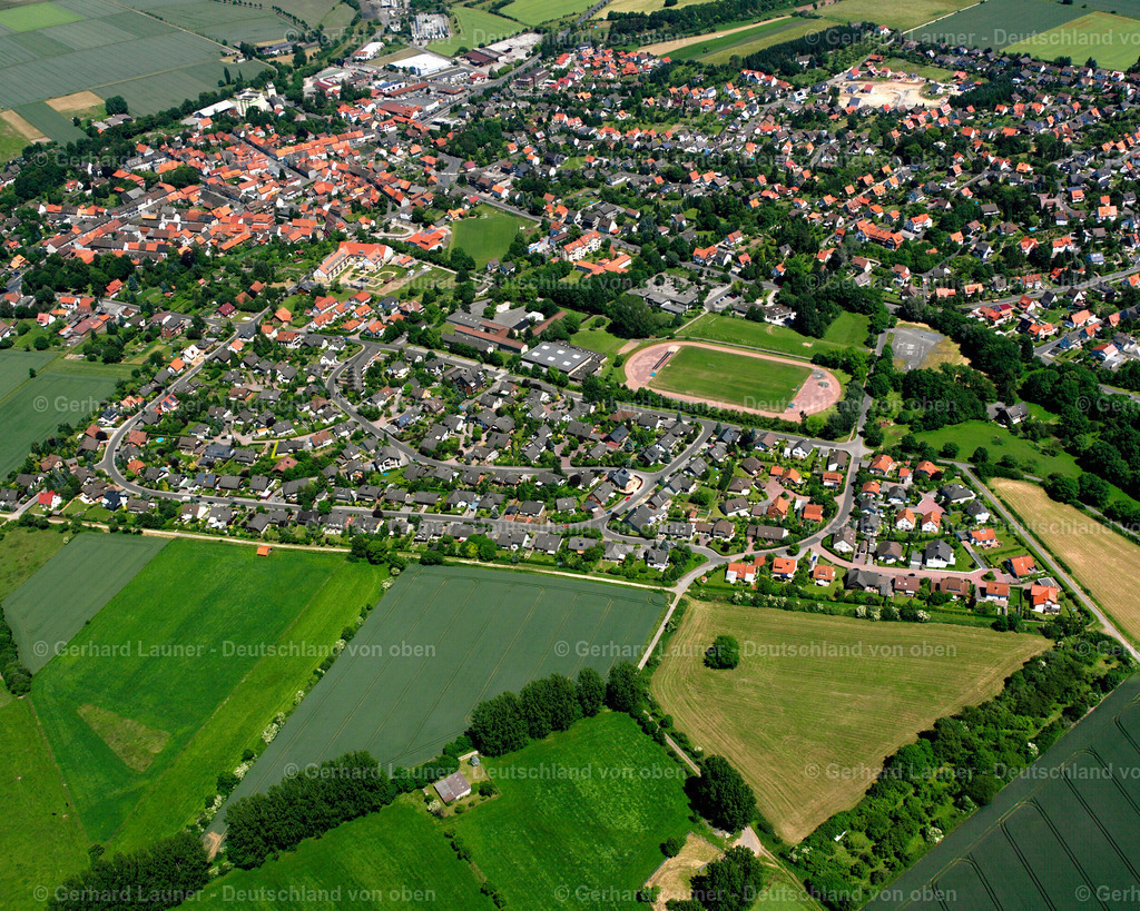 2508260 | DRANSFELD 01.05.2005 Wohngebiet - Mischbebauung der Mehr- und Einfamilienhaussiedlung  in Dransfeld im Bundesland Niedersachsen, Deutschland // Residential area - mixed development of a multi-family housing estate and single-family housing estate  in Dransfeld in the state Lower Saxony, Germany Foto: Gerhard Launer