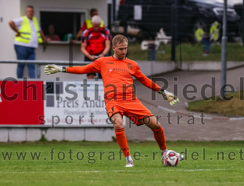 2023-07-28_100_FC_Schwaig_gegen_TSV_1860_Rosenheim | Oberding, Deutschland, 28.07.2023:
Fußball, Landesliga Südost 2023 / 2024, 3. Spieltag, FC Schwaig gegen TSV 1860 Rosenheim, Endergebnis: 1:1

Torwart Franz Hornof (FC Schwaig, #1)

Foto: Christian Riedel / fotografie-riedel.net