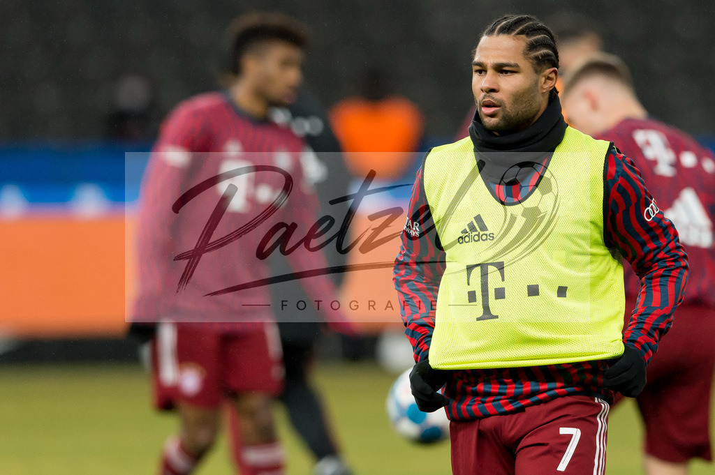 BSCFCB20220123_199 | Fussball, Herren: Serge Gnabry (FC Bayern Muenchen) schaut bei dem Spiel der 1. Bundesliga zwischen Hertha BSC und FC Bayern Muenchen im Olypiastadion am 23.01.2022 in Berlin, Deutschland.DFB / DFL REGULATIONS PROHIBIT ANY USE OF PHOTOGRAPHS AS IMAGE SEQUENCES AND/OR QUASI-VIDEO. - Realisiert mit Pictrs.com