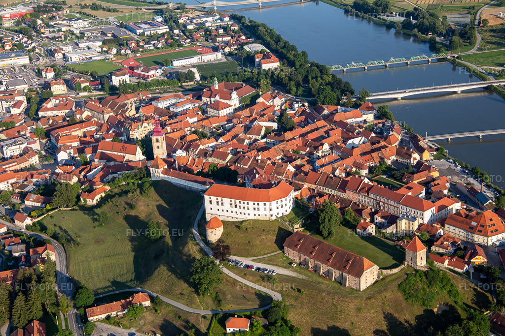 Vue aérienne: Château Ptuj/Grad Ptuj au-dessus de la vieille ville, côté nord à Ptuj dans le département Slovénie, Slovénie. Photo: IMG_137329.jpg prise le 08/07/2023 par Werner Riehm/FLY-FOTO.euRésolution de l'original: 5472 x 3648 px