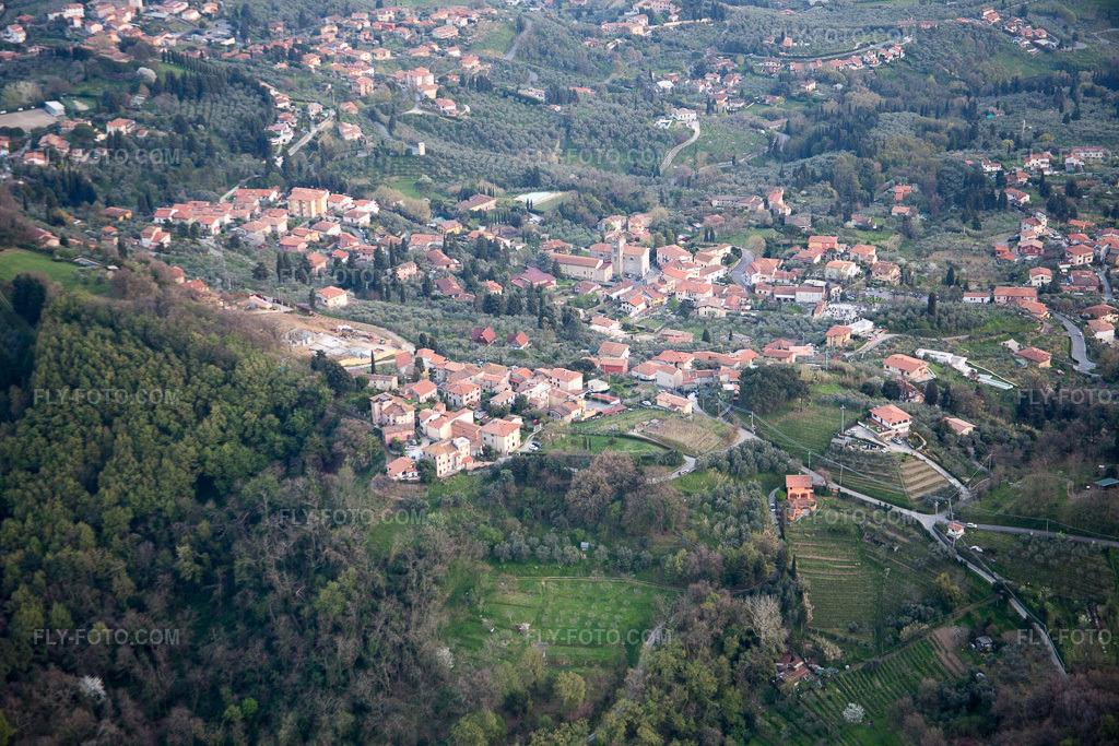 Aerial view: View of the town in Pedona in the state Tuscany, Italy. – Photo: IMG_087035.jpg taken on 04/03/2016 by Werner Riehm/FLY-FOTO.com – Resolution of the original: 5472 x 3648 px