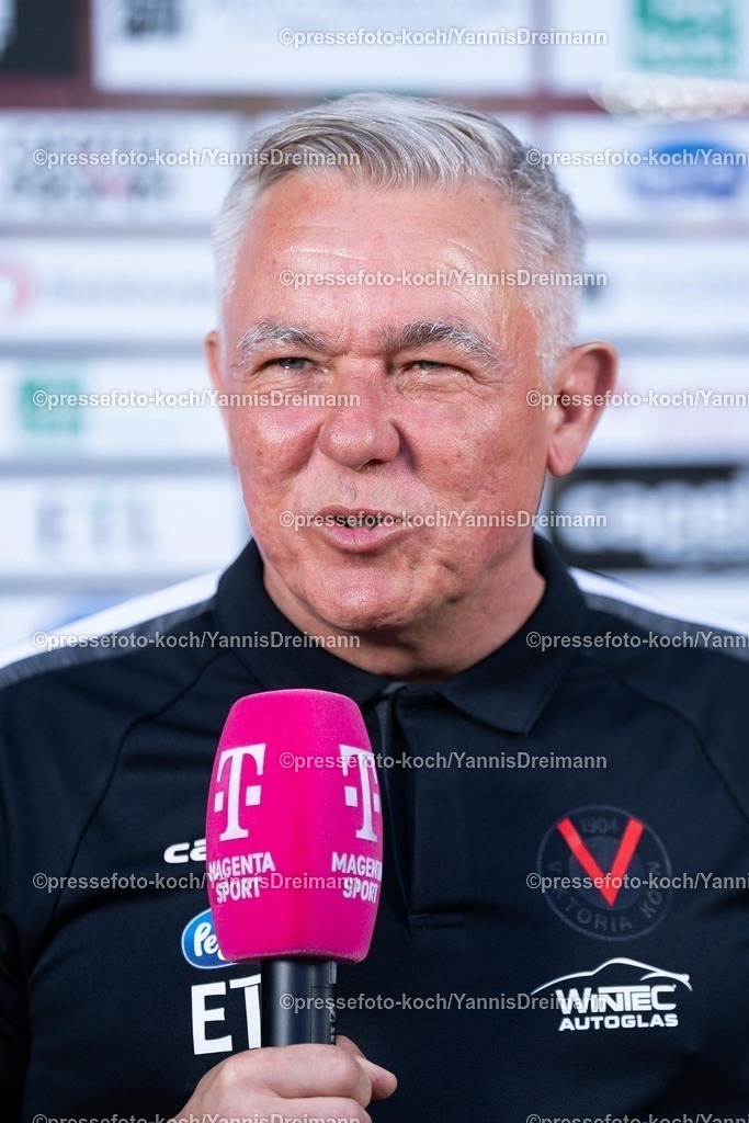 xydr05042501008 | 05.04.2025, xydrx, Fußball, Viktoria Köln - SpVgg Unterhaching , 3.Liga, Sportpark Höhenberg, Saison 2024 2025: Olaf Janßen (Cheftrainer Viktoria Köln) DFB regulations prohibit any use of photographs as image sequences and or quasi-video.