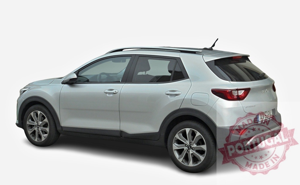 Silver Kia Stonic compact crossover SUV parked on white background | Modern silver Kia Stonic compact crossover SUV with roof rack parked on white background, showcasing its sleek design - Realisiert mit Pictrs.com