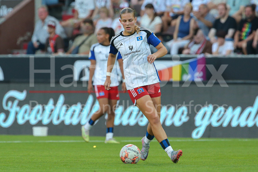 Fussball, DFB-Pokal Frauen, FC St. Pauli - Hamburger SV | v.li.: Marlene Deyß (Hamburger SV, 3) am Ball, Einzelbild, Ganzkörper, Aktion, Action, Spielszene, DIE DFB-RICHTLINIEN UNTERSAGEN JEGLICHE NUTZUNG VON FOTOS ALS SEQUENZBILDER UND/ODER VIDEOÄHNLICHE FOTOSTRECKEN. DFB REGULATIONS PROHIBIT ANY USE OF PHOTOGRAPHS AS IMAGE SEQUENCES AND/OR QUASI-VIDEO.