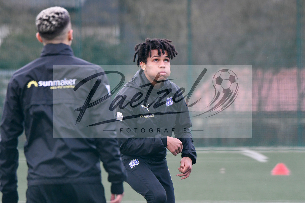 20200131_TRAOSN_0034 | Fußball, Herren: Felix Agu (VfL Osnabrueck) schaut waehrend der Trainingseinheit des VfL Osnabrueck im Sportpark Illoshoehe am 31.01.2020 in Osnabrueck, Deutschland. - Realisiert mit Pictrs.com