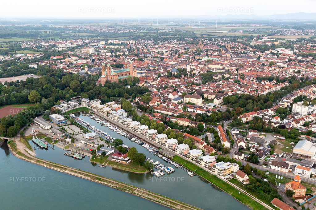 Luftbild: Wohnbebauung an der Hafenstraße gegenüber des Yachthafen mit Sportboot- Anlegestellen und Bootsliegeplätzen am Uferbereich des alten Hafen am Rhein. in Speyer im Bundesland Rheinland-Pfalz in Deutschland. – Foto: IMG_116452.jpg vom 11.08.2019 durch Werner Riehm/FLY-FOTO.de – Auflösung des Originals: 5472 x 3648 px